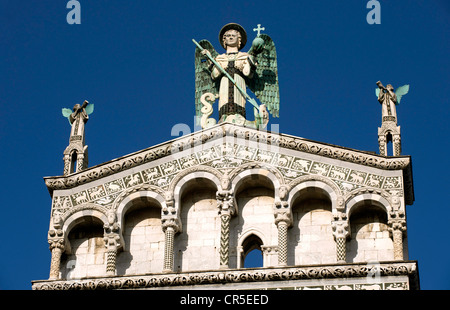 Italien, Toskana, Lucca, Piazza San Michele, San Michele in Foro Kirche, Erzengel Michael statue Stockfoto