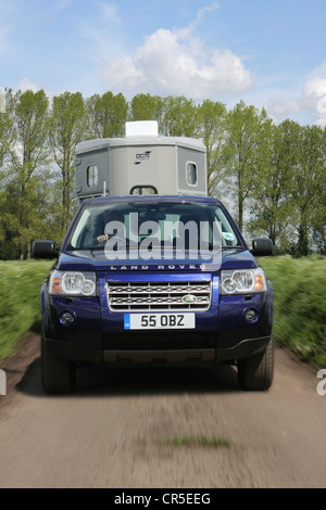 Land Rover Freelander 2 Abschleppen Ifor Williams Pferdeanhänger Stockfoto