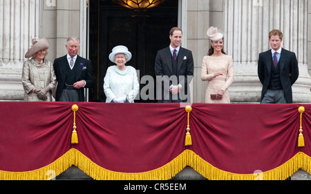 Die britische Königsfamilie auf dem Balkon des Buckingham Palace, H M Königin Elizabeth II Diamond Jubilee Feste zu feiern, Stockfoto
