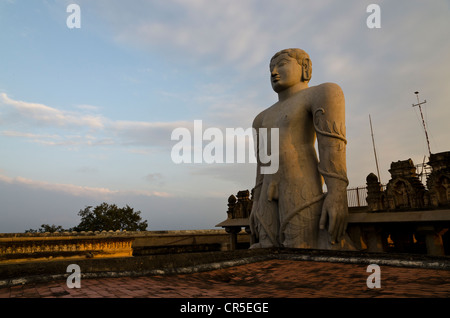 Statue von Lord Gomateshwara, der höchste monolithische Statue der Welt gewidmet Lord Bahubali, geschnitzt aus einem einzigen Stockfoto