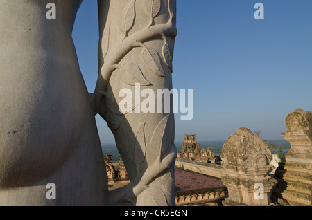 Statue von Lord Gomateshwara, der höchste monolithische Statue der Welt gewidmet Lord Bahubali, geschnitzt aus einem einzigen Stockfoto