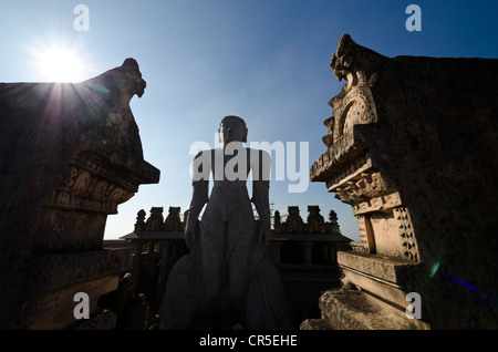 Statue von Lord Gomateshwara, der höchste monolithische Statue der Welt gewidmet Lord Bahubali, geschnitzt aus einem einzigen Stockfoto