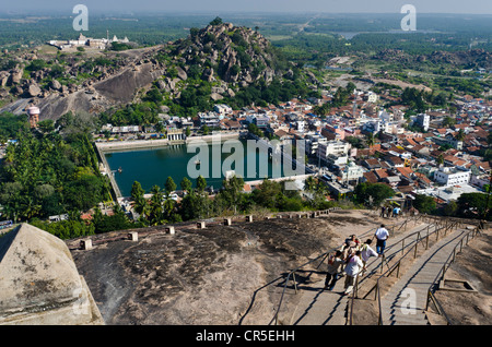 Das Dorf von Sravanabelagola und Chandragiri Hill, von Indragiri Hill, Karnataka, Indien, Asien Stockfoto