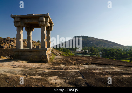 Indragiri Hügel, ein wichtiger Wallfahrtsort für Jains, wie gesehen von Chandragiri Hill, Sravanabelagola, Karnataka, Indien, Asien Stockfoto