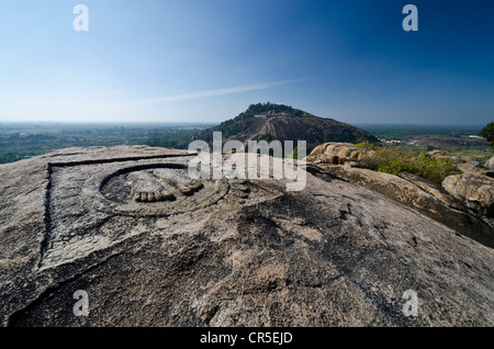 Indragiri Hügel, ein wichtiger Wallfahrtsort für Jains, wie gesehen von Chandragiri Hill, Sravanabelagola, Karnataka, Indien, Asien Stockfoto