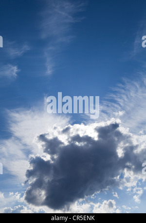 Tiefblauer Himmel und Wolken Stockfoto