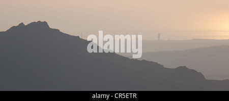 Die Gipfel von Harter fiel vom Gipfel der Säule im Lake District mit Sellafield Atomkraftwerk in der Ferne. Stockfoto