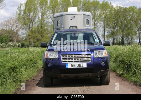 Land Rover Freelander 2 Abschleppen Ifor Williams Pferdeanhänger Stockfoto