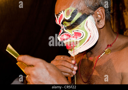 Die Zusammensetzung des Kathakali gesuchten Zeichens Ravana angewendet wird, Perattil, Kerala, Indien, Asien Stockfoto