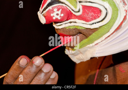 Die Zusammensetzung des Kathakali gesuchten Zeichens Ravana angewendet wird, Perattil, Kerala, Indien, Asien Stockfoto