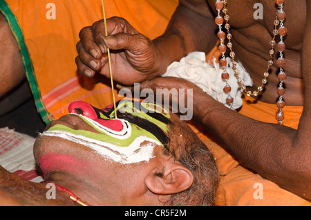 Die Zusammensetzung des Kathakali gesuchten Zeichens Ravana angewendet wird, Perattil, Kerala, Indien, Asien Stockfoto