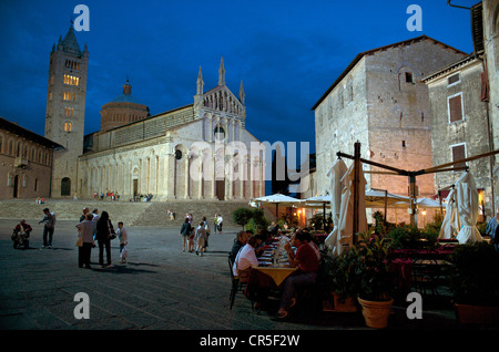 Italien, Toskana, La Maremma, Massa Marittima, Piazza Garibaldi mit Dom Stockfoto