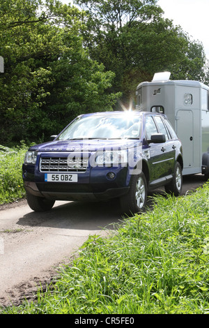 Land Rover Freelander 2 Abschleppen Ifor Williams Pferdeanhänger Stockfoto