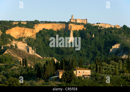 Italien, Toskana, Val di Cecina, Volterra, Balze (sandigen Klippen) und Kirche von San Giusto Stockfoto