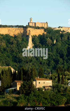 Italien, Toskana, Val di Cecina, Volterra, Balze (sandigen Klippen) und Kirche von San Giusto Stockfoto