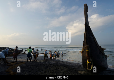 Fischern, die die traditionelle Art und Weise, in einem kleinen Dorf an der Küste rund um Varkala, Kerala, Indien, Asien Stockfoto