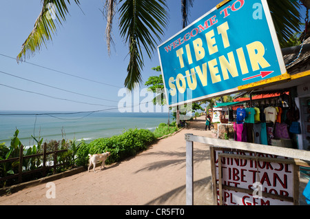 Souvenir-Shop für westliche Touristen über den Strand von Varkala, Kerala, Indien, Asien Stockfoto