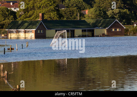 Ein überflutet Sportplatz in Aberystwyth, Wales, nach starkem Regen. Stockfoto