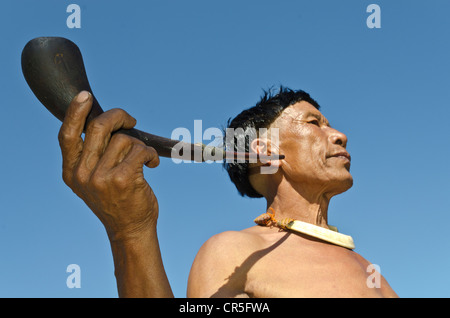 Mann des Stammes Samdom mit Rohr, die jährliche Hornbill Festival, Kohima, Nagaland, Indien, Asien Stockfoto