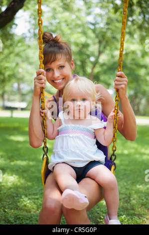 Jung und glückliche Mutter mit ihrer blonden Mädchen Stockfoto