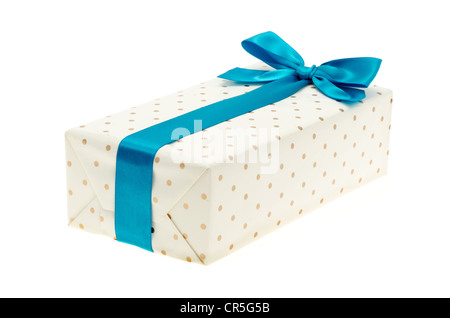 Verpackte Geschenkbox mit einem blauen Band und Bogen - Schuss von der Seite mit einem weißen Hintergrund im studio Stockfoto