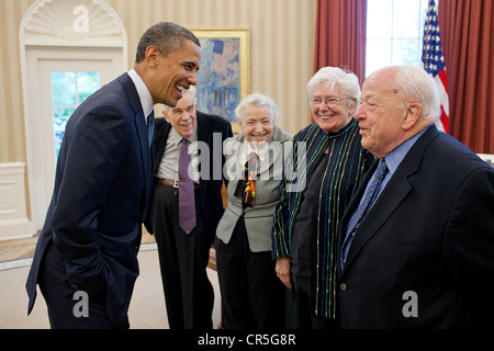 US-Präsident Barack Obama begrüßt 2010 Fermi Preisträger Dr. Burton Richter, Recht, und seine Frau Laurose, und Dr. Mildred S. Dresselhaus, Dritter von rechts, und ihr Ehemann Gene, im Oval Office des weißen Hauses 7. Mai 2012 in Washington, DC Stockfoto