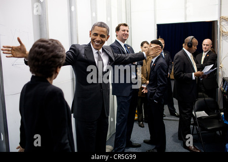 US-Präsident Barack Obama Witze mit Senior Advisor Valerie Jarrett backstage vor der Auslieferung Bemerkungen auf die Wirtschaft an der College of Nanoscale Science and Engineering an der State University of New York 8. Mai 2012 in Albany, New York. Stockfoto