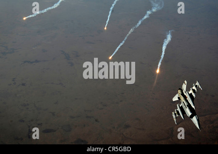 Ein Flugzeug der US Air Force f-16 Fighting Falcon feuert Anti-Rakete-Fackeln 9. November 2011. Stockfoto