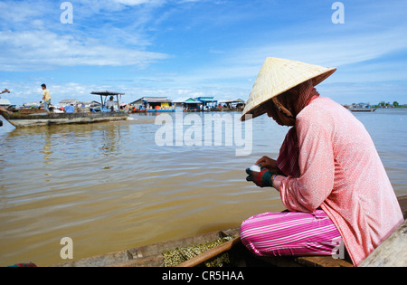 Vietnamesische Frau wohnen in einem der schwimmenden Dörfern auf dem Tonle Sap Fluss, Kampong Chhnang, Kambodscha, Südost-Asien Stockfoto