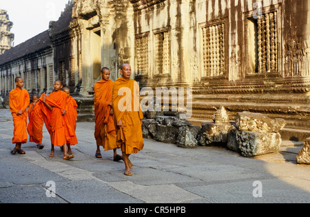 Mönche Besuch von Angkor Wat, Siem Reap, Kambodscha, Südost-Asien Stockfoto