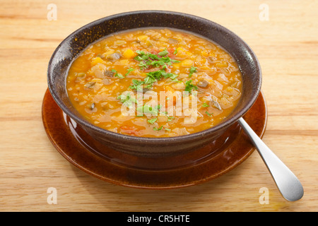 Armenische Linsensuppe, eine gemütliche Suppe für einen Winterabend, mit einem twist Stockfoto