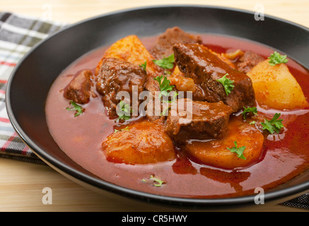 Ungarische Gulasch, irgendwo zwischen einer Suppe und Eintopf, Stockfoto