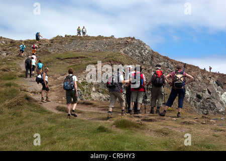 Wanderer auf die rührende oben Kynance Cove Stockfoto