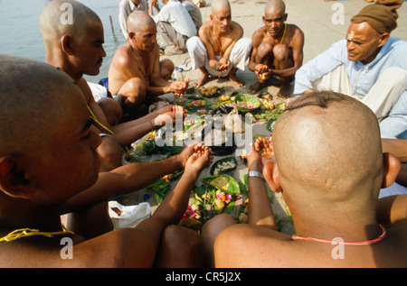 Die Söhne eines Toten beten für eine gute Wiedergeburt für ihren Vater am Har Ki Pauri Ghat in Haridwar, Uttarakhand Stockfoto