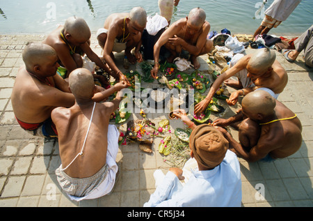 Die Söhne eines Toten beten für eine gute Wiedergeburt für ihren Vater am Har Ki Pauri Ghat in Haridwar, Uttarakhand Stockfoto