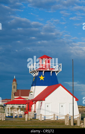 Kanada, New Brunswick, Acadia, Grande Anse, Leuchtturm mit Acadian Farben Stockfoto