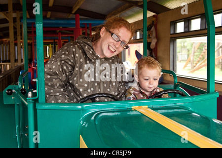 Mutter und Sohn im Woodlands Family Theme Park, Totnes, Devon, England, Großbritannien. Stockfoto