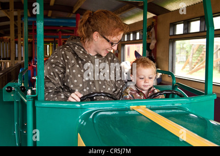 Mutter und Sohn im Woodlands Family Theme Park, Totnes, Devon, England, Großbritannien. Stockfoto