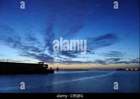 Dun Laoghaire Hafen in der Abenddämmerung, Dublin, Irland Stockfoto