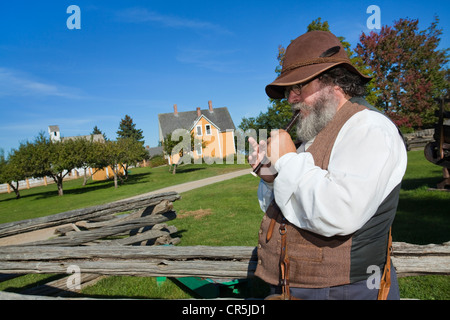 Kanada, New Brunswick, Acadia, Fredericton, Kings Landing, neu Dorf, Flötenspieler vor dem Maison Perley Stockfoto