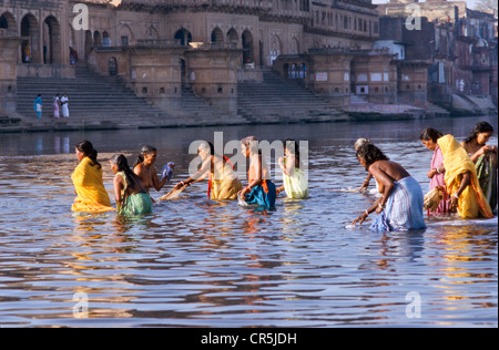 Pilger mit einem Bad im Fluss Yamuna, cannot, Uttar Pradesh, Indien, Asien Stockfoto