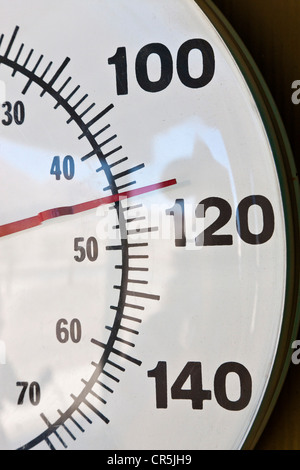 Thermometer zeigt die Temperatur 45 C 114 F, Stove Pipe Wells, Death Valley, Kalifornien, USA. JMH5344 Stockfoto