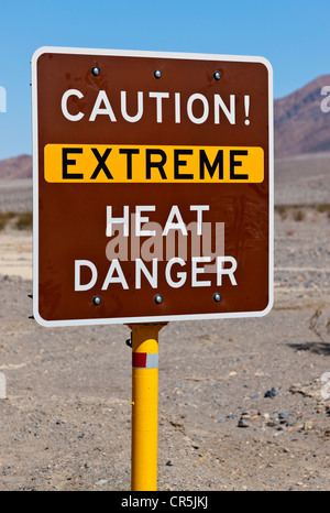 "Vorsicht Extreme Hitze Gefahr" zu unterzeichnen, Route 190, Death Valley, Kalifornien, USA. JMH5348 Stockfoto