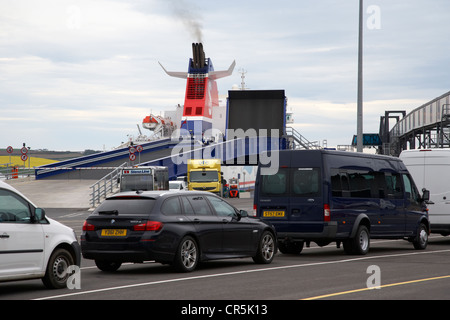 PKW und Transporter warten in einer Schlange an Bord der Stena superfast Fähre nach Nordirland in Cairnryan Port Schottland Stockfoto