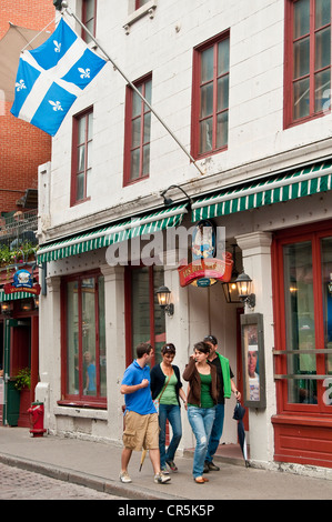 Flagge von Kanada, Provinz Quebec, Montreal, Straße in Vieux Montreal (Old Montreal District) und Quebec Stockfoto