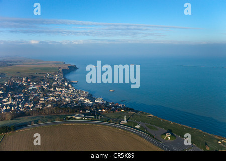 Frankreich, Calvados, Arromanches-Les-Bains, Überreste von Maulbeeren Winston Hafen im Hintergrund (Luftbild) Stockfoto