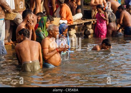 Pilger, die Sünden wegwaschen, dadurch rituelle Waschungen im Wasser von dem heiligen Fluss Ganges, Varanasi, Uttar Pradesh, Indien, Asien Stockfoto