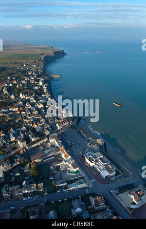 Frankreich, Calvados, Arromanches-Les-Bains, Überreste von Maulbeeren Winston Hafen im Hintergrund (Luftbild) Stockfoto