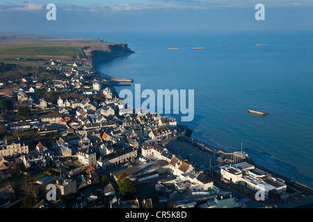 Frankreich, Calvados, Arromanches-Les-Bains, Überreste von Maulbeeren Winston Hafen im Hintergrund (Luftbild) Stockfoto