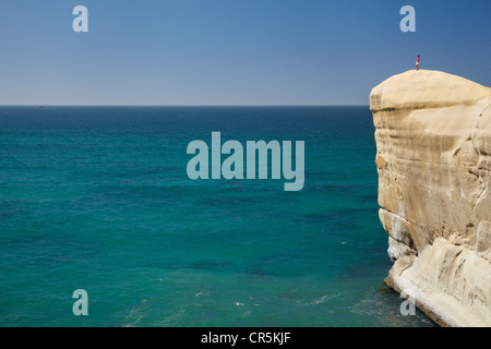 Touristen auf Klippe am Tunnel Beach, Dunedin, Südinsel, Neuseeland Stockfoto